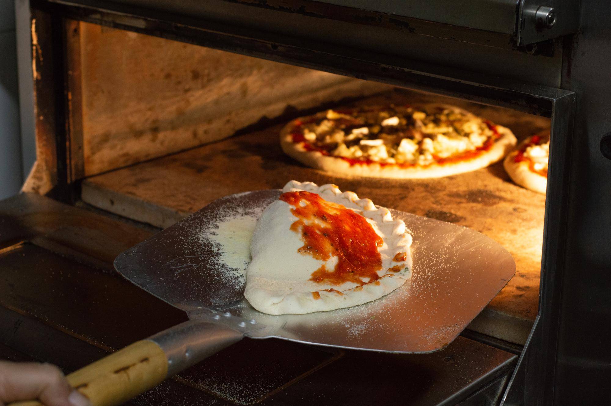 Spod do pizzy ile piec aby uzyskać chrupiące ciasto?